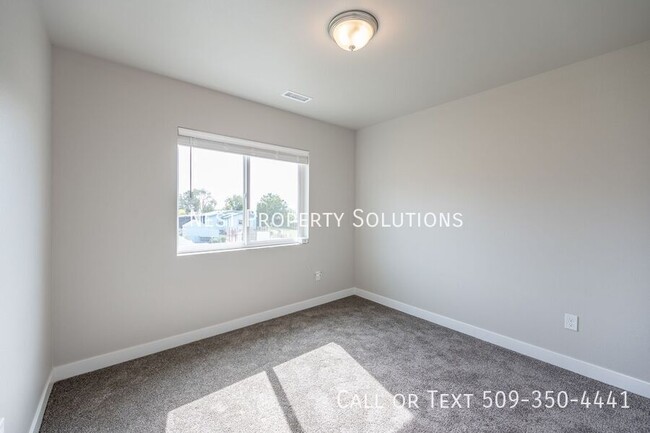 Building Photo - 3 Bed, 2.5 Bath Duplex in Royal City, WA