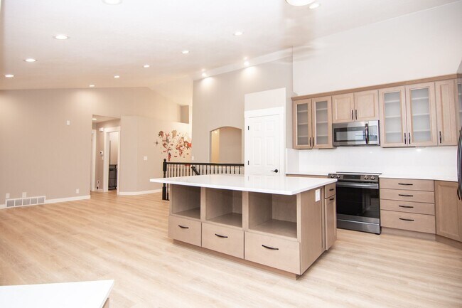 Building Photo - Bountiful Home w/ 2 Car Garage, EV Charger, & Updated Remodeling