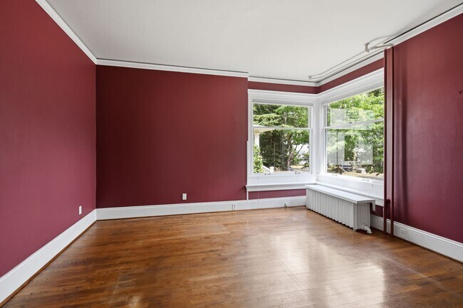 Building Photo - 5Bd/2.5Ba Everett Home