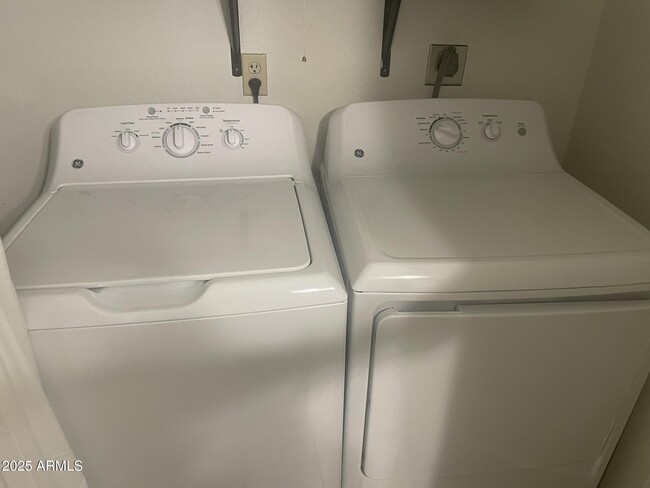 Building Photo - 826 S Casitas Dr