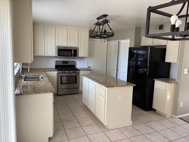 Building Photo - Lovely Home in the Laguna New Dimensions HOA