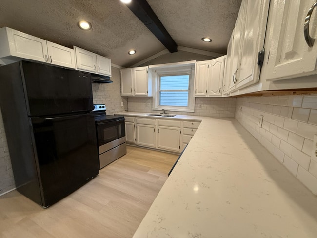 Building Photo - 250 Koehne St