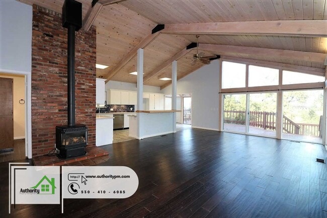 Building Photo - 875 Lakeview Dr