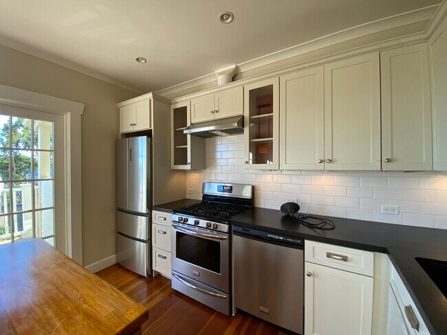 Building Photo - Enchanting 1-Bedroom, 1-Bath Oasis with Stunning Views
