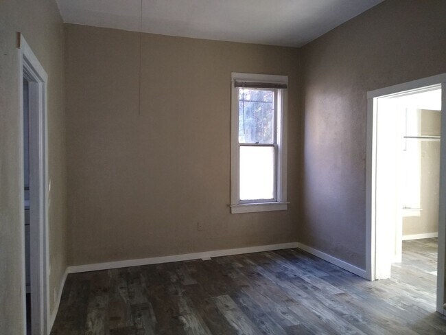 Building Photo - Cap Hil Adorable 1 Bedroom Available Now!