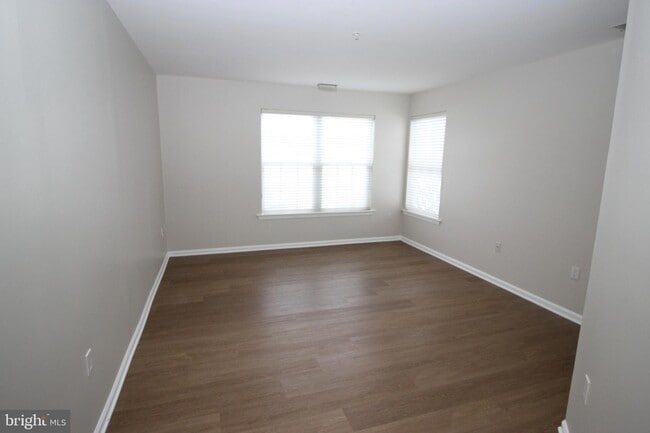 Building Photo - 1004 Julian Dr W