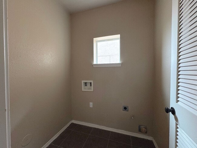 Building Photo - Sandstone Ranch Estates 3 Bed Refrig A/C!
