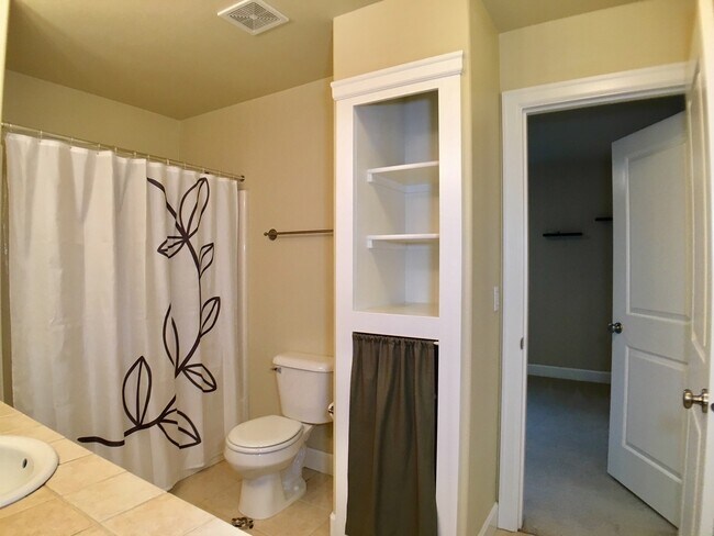 Building Photo - Stunning 3BD  Lake Shore Home with Office and Loft Area!  Gorgeous Finishes!