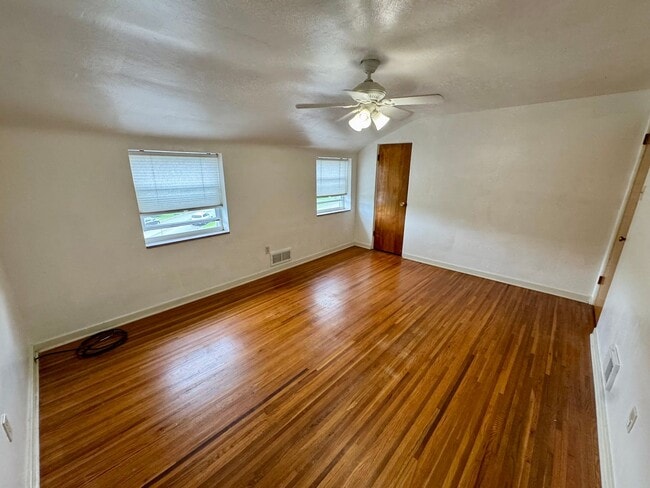 Building Photo - Charming 2 Bed 1 Bath in Beechview!