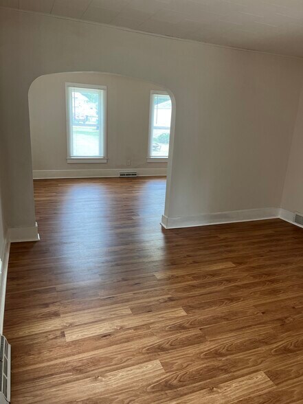 Dining to Living - 200 6th Ave SW