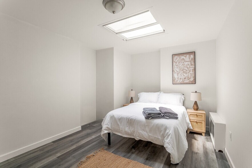 Building Photo - 218 E 104th St