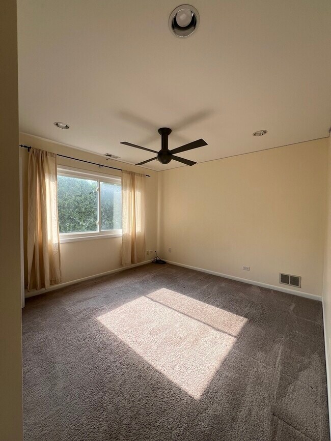 Building Photo - 1303 Hidden Lake Dr