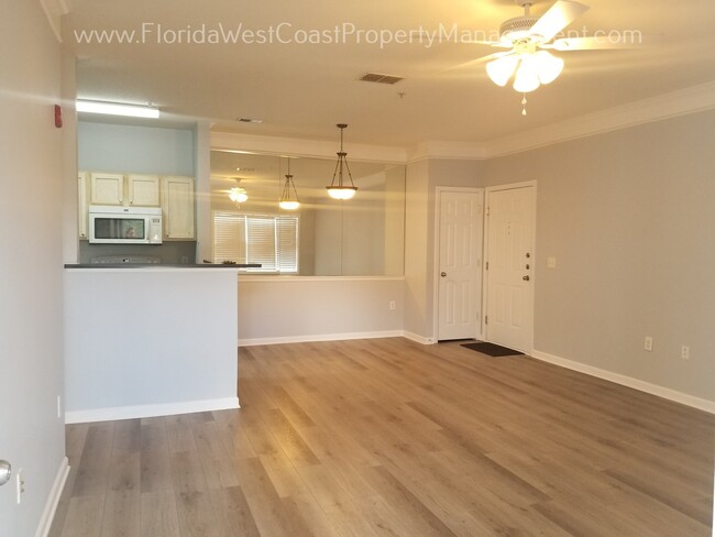 Building Photo - LOVELY 2nd FLOOR 2 BED/1 BATH CONDO! UNFUR...