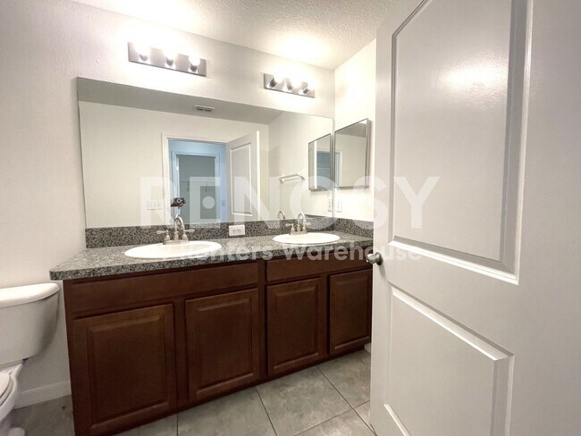 Building Photo - REDUCED with $300 Credit for 8/1 Move-in Spacious 3/2.5/1 Townhome in Riverview