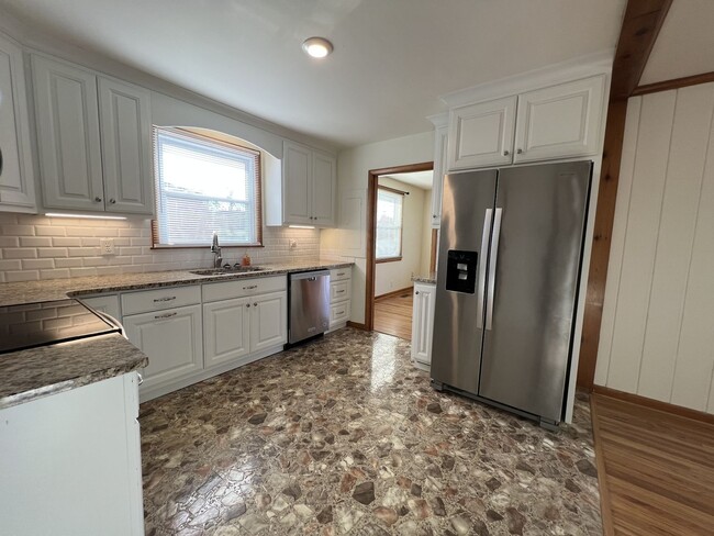 Building Photo - Single-Family Home with 2 Bedrooms and 1.5...