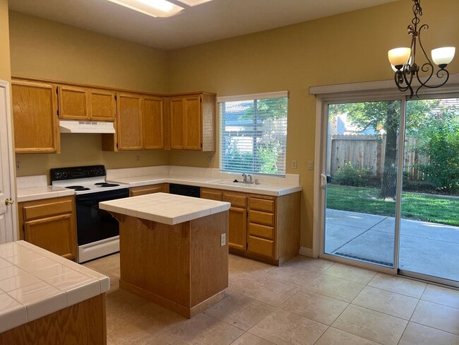 Building Photo - 3 Bedroom Charmer in West Roseville!