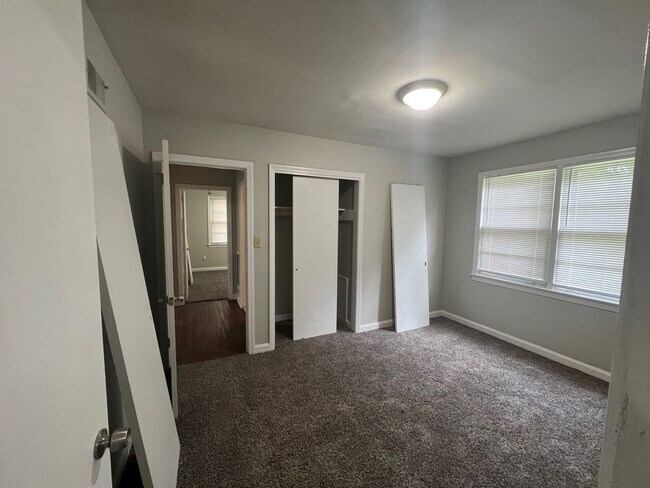 Building Photo - 3 bedroom 1 bathroom single level home