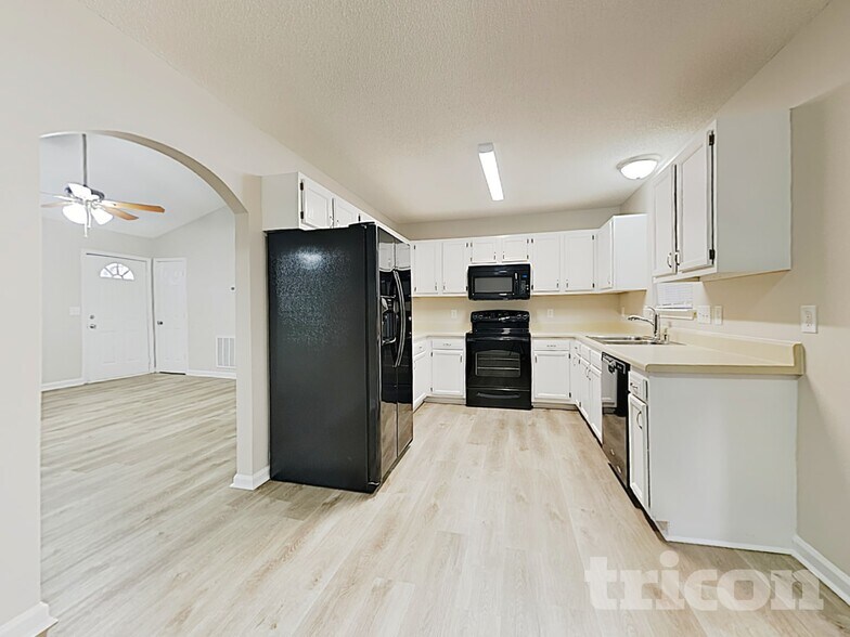 Building Photo - 615 Flicker St