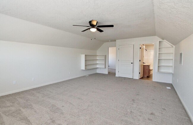 Building Photo - Stunning Home w/Open Floor-plan