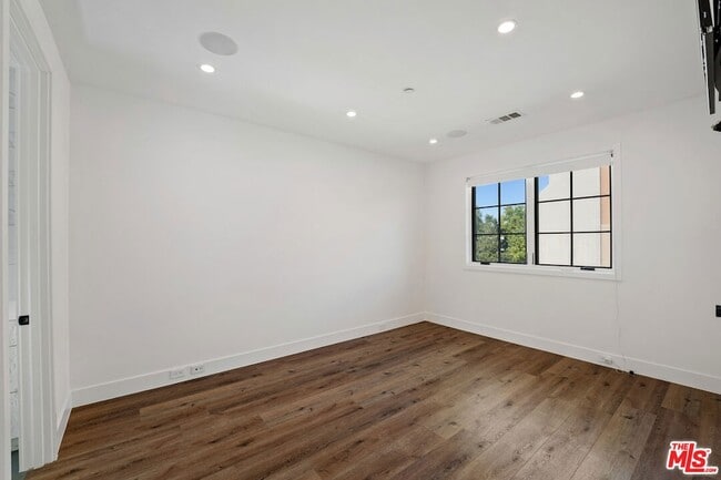 Building Photo - 5330 Agnes Ave