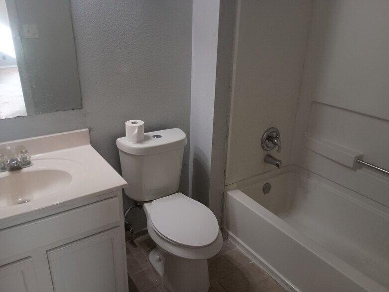 Building Photo - Room in House on Mallow Grove