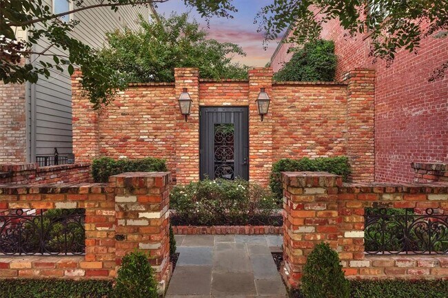 Building Photo - 808 Coronado St