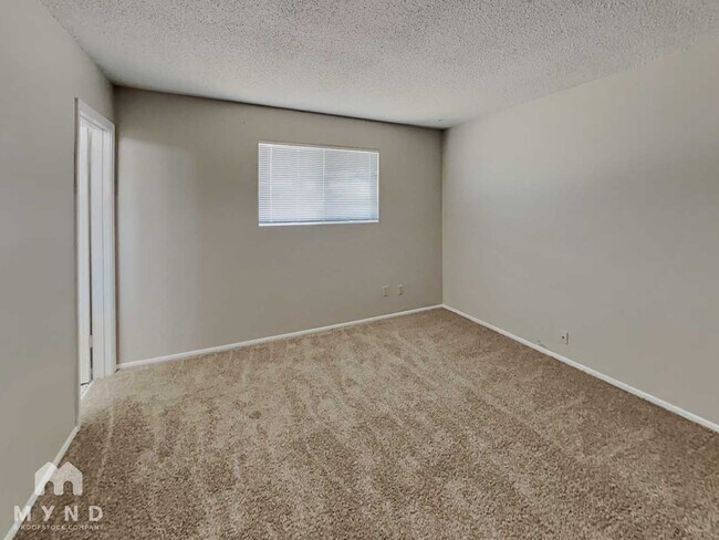 Building Photo - 537 E Laguna Dr