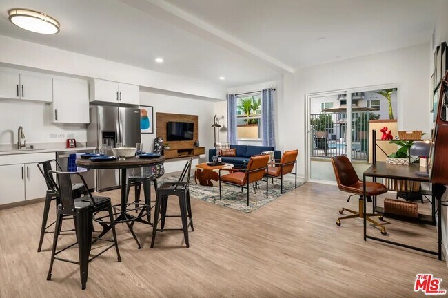 Building Photo - 10568 Gateway Prom