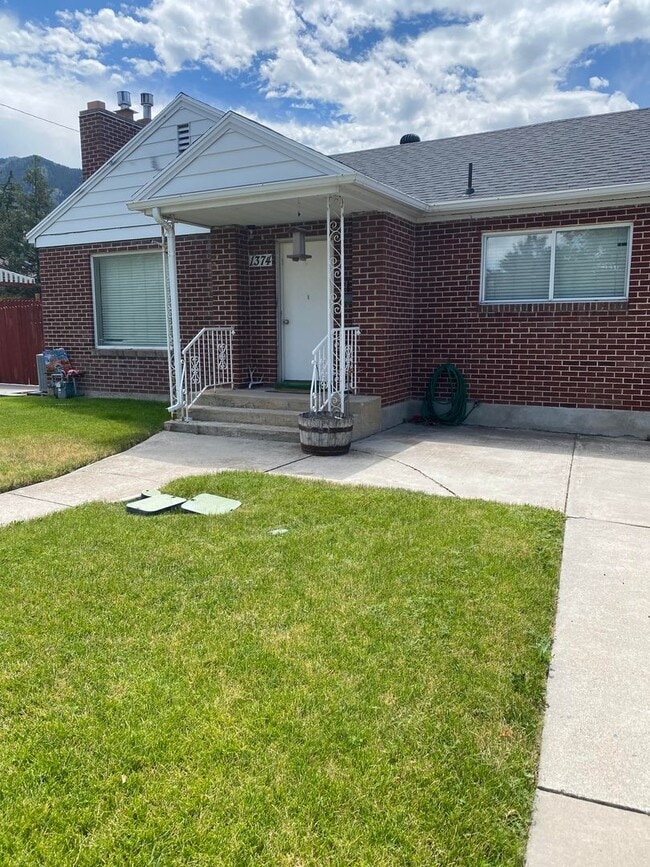 Primary Photo - 1374 Maple Dr