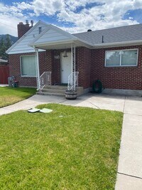 Building Photo - 1374 Maple Dr