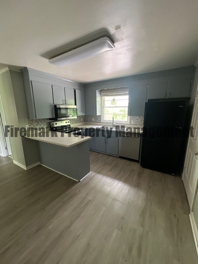 Building Photo - 5105 Briarwood Dr