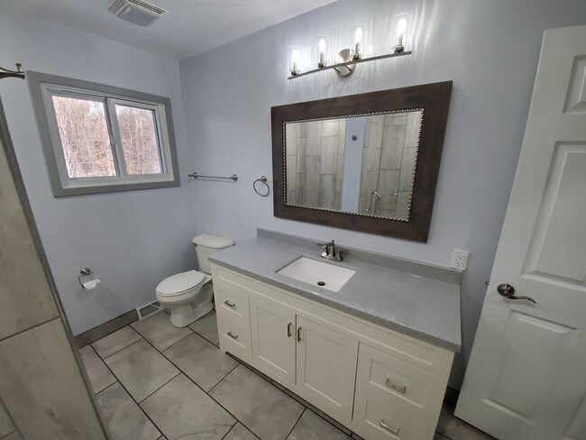 Building Photo - Private 3 bedroom home