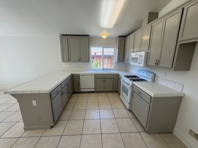 Building Photo - 3 bedroom | 2 bathroom | Single family hom...