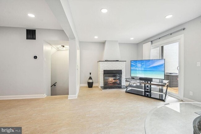Building Photo - 1635 Valencia Way