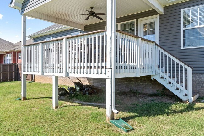 Building Photo - Pet Friendly Three Bedroom with Bonus!