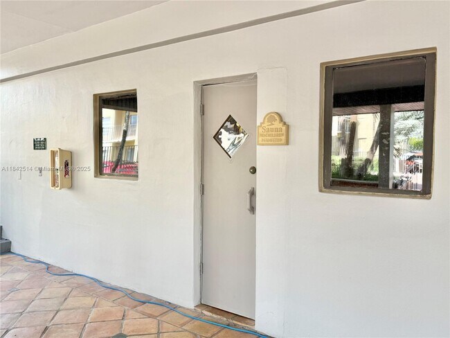 Building Photo - 10431 N Kendall Dr
