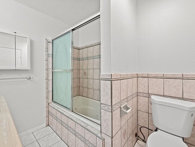 Building Photo - "Spacious 4-Bed, 3-Bath Oasis in Prime Los Angeles Location - 2080 Sq Ft of Comfort!"