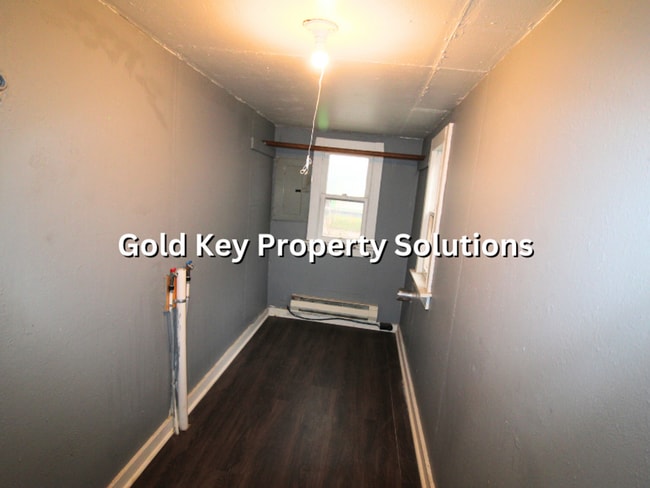 Building Photo - All Electric 2 BR 1 BA House with Main-Level Laundry Hookups (NO SECTION 8)