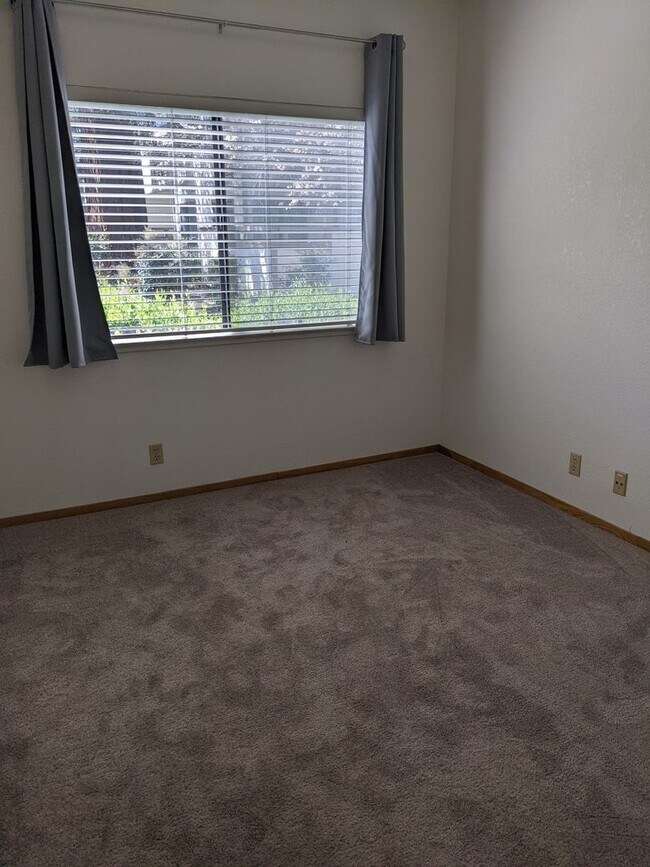 Building Photo - Ground floor Condo with Garage