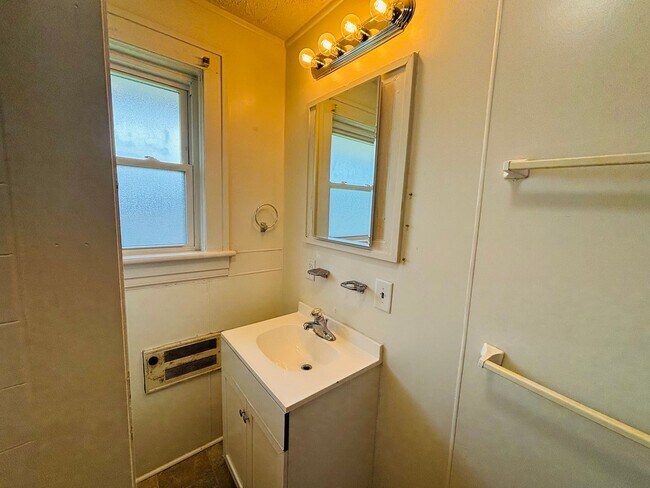 Building Photo - 3 Bedroom 1 Bath Duplex
