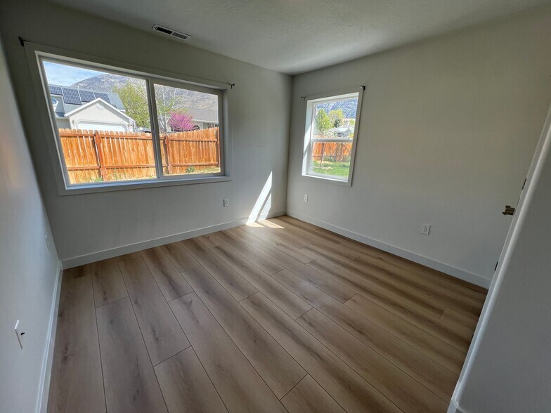 Building Photo - 290 N 600 E