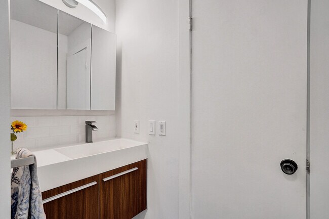 Building Photo - 6289 Bay Club Dr