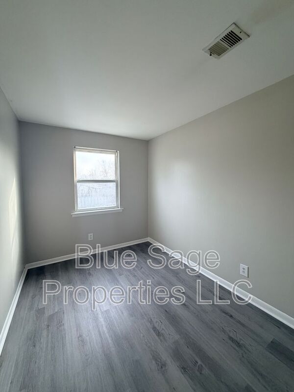 Building Photo - 727 Clifton Ave