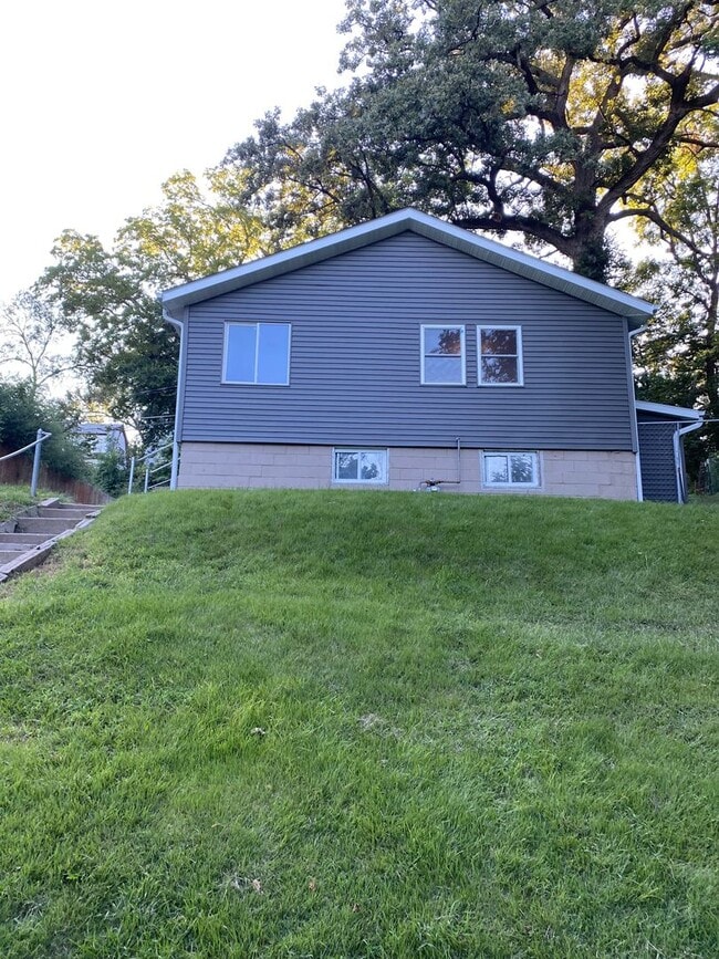 Building Photo - Beautifully Renovated 4-Bedroom Home Near ...