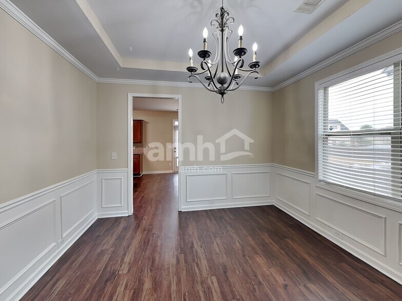 Building Photo - 850 Stonehaven Rd SW