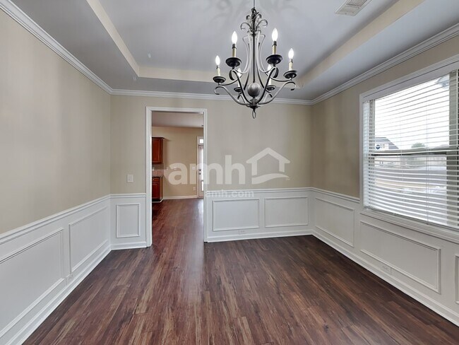 Building Photo - 850 Stonehaven Rd SW