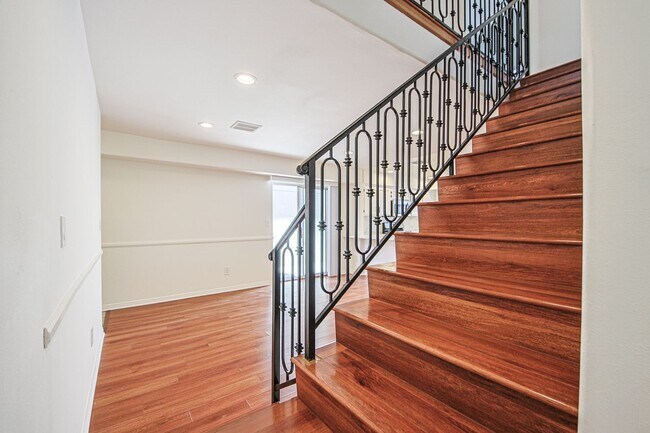 Building Photo - Fully Renovated 4 Bed/3.5Bath Home with Garage + Private Yard