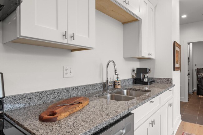 Building Photo - 301 N Mulberry St