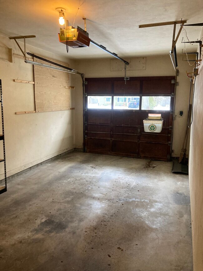 Building Photo - 2401 Bristol Rd