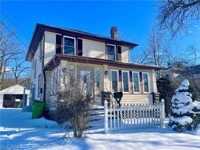 Building Photo - 250 Center Rd